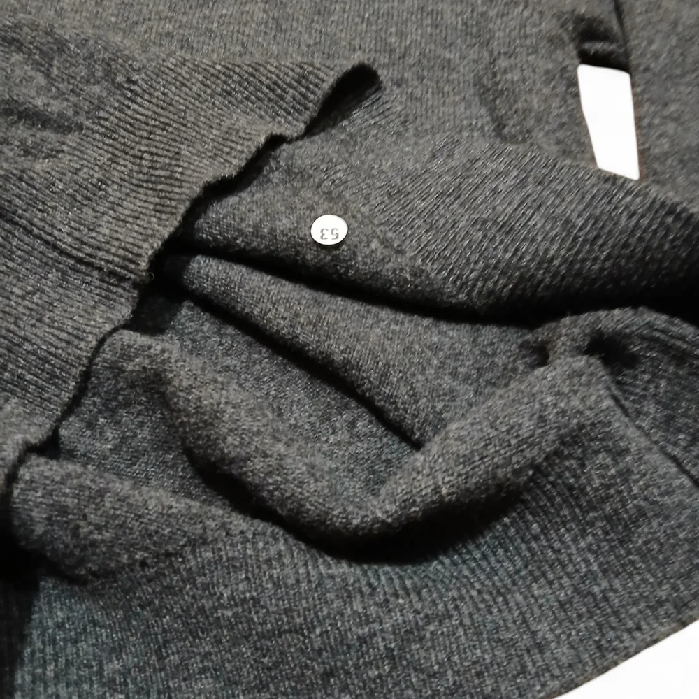 New! Pringle Of Scotland 100% Wool Charcoal V-Neck Sweater - Picture 4 of 8